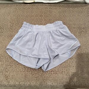 Lululemon athletica Hotty Hot Low-Rise Lined Short 2.5" light purple size 2